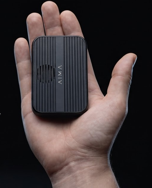 Una mano con un montón de cables y adaptadores al lado de una mano con el AIMA Dock, que reemplaza a todos.